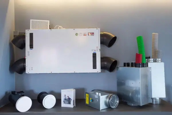 Un sistema VMC puntuale Salda Smarty con tubi e accessori.