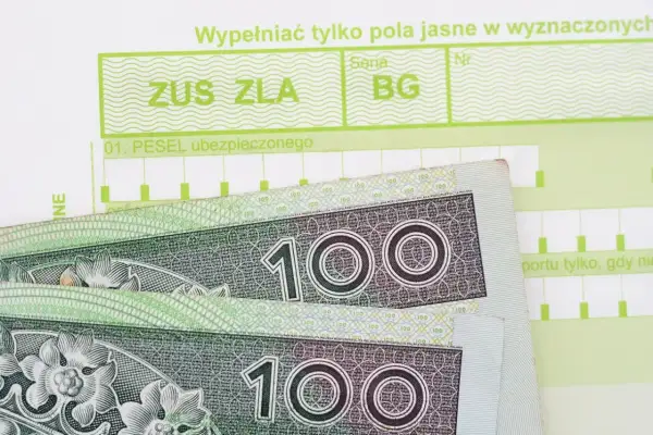 Formularz ZUS ZLA i banknoty 100 zł. Dokumentacja do wypłaty zasiłek chorobowy.