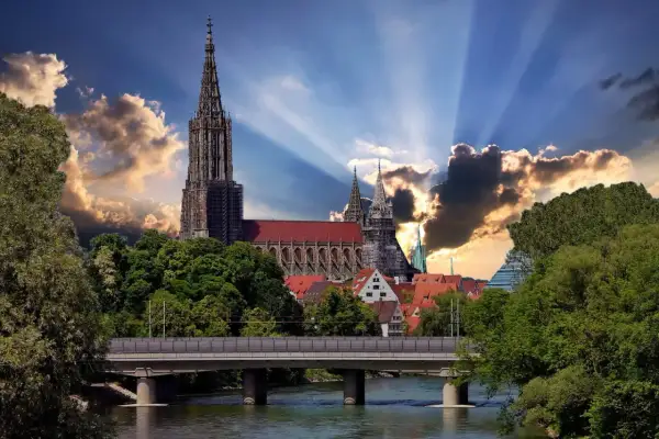 Ulm Minster ragt über die Stadt, ein Wahrzeichen, das zeigt, was man in Ulm machen kann: Geschichte erleben und die Aussicht genießen.