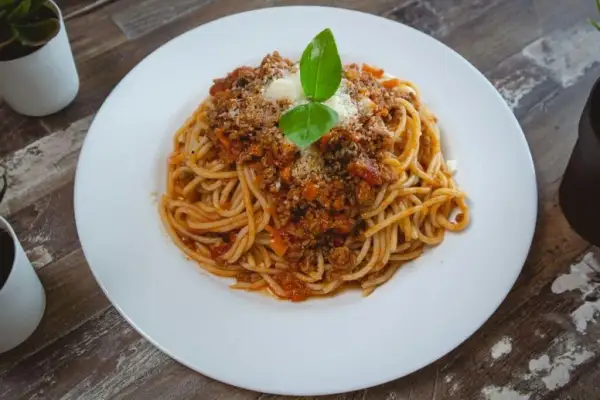 Jak bezpiecznie pasteryzować sos do spaghetti z mięsem mielonym – krok po kroku