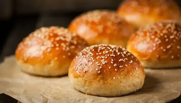 Pains à burger maison : la recette moelleuse et inratable (même pour débutant)