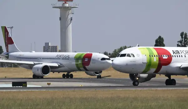Dwa samoloty portugalskich linii lotniczych TAP Air Portugal na płycie lotniska.