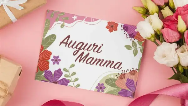 Un biglietto con scritto "Auguri Mamma" circondato da fiori colorati, un mazzo di fiori e pacchi regalo. Un modo per dire perché si festeggia la festa della mamma.