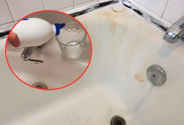 Come sbiancare vasca da bagno smaltata: versare detergente in un bicchiere per pulire le macchie gialle.