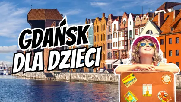 Gdańsk atrakcje dla dzieci: uśmiechnięta dziewczynka w kapeluszu i walizka z naklejkami z podróży na tle malowniczej starówki.