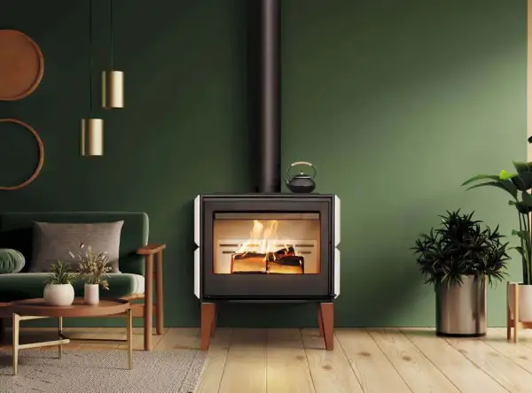 Moderner Kaminofen mit brennendem Holz. Die Luftzufuhr ist optimal eingestellt, um das Feuer lange brennen zu lassen.