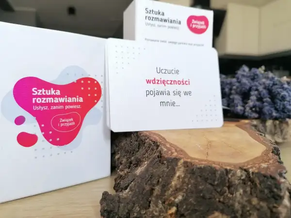 Gra "Sztuka rozmawiania" zachęca do głębszych rozmów. Karta pyta: "Uczucie wdzięczności pojawia się we mnie...".