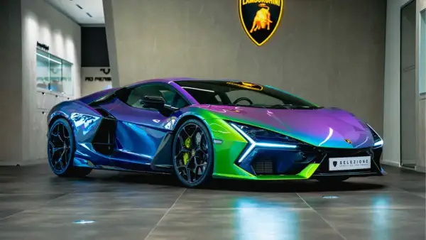 Lamborghini Aventador con vernice cangiante, un capolavoro glitterato che riflette luci viola, blu e verdi.