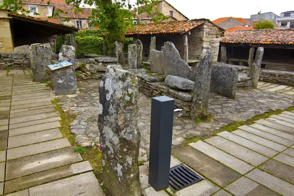 Antiguos os pendellos de piedra, con tejados de teja y muros de mampostería, evocan la historia rural.