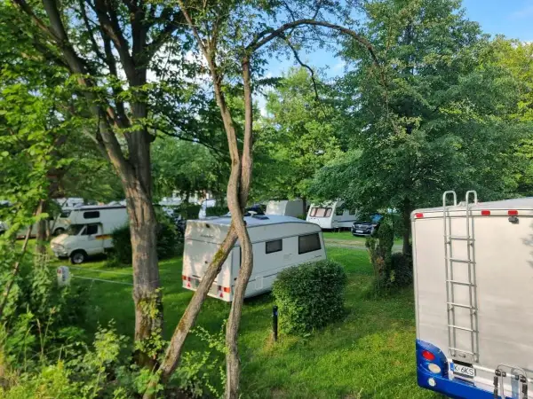 Wspaniały camping 99 w Beskidach. Przyczepy kempingowe i kampery wśród zieleni, gotowe na wakacyjne przygody.