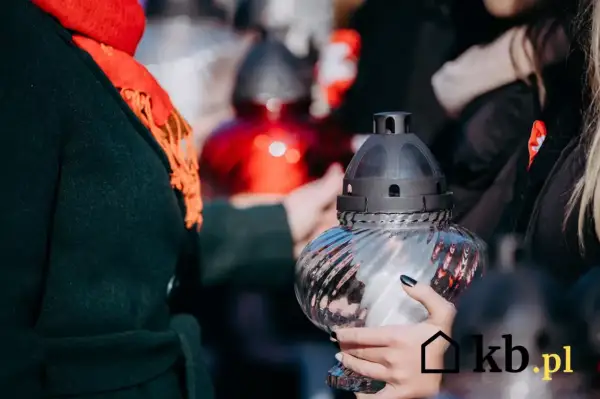 Dlaczego nie wolno palić zniczy na pogrzebie? Odkryj niebezpieczeństwa i przesądy