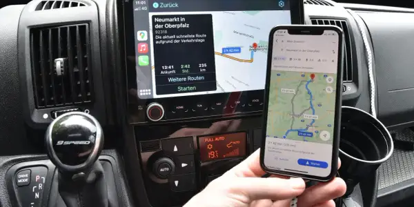 Collegare il telefono allo stereo con cavo USB per navigare. Il display mostra la mappa e la rotta.
