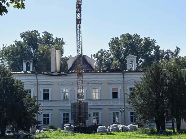 Pałac w Konarzewie sprzedany. Trwa remont, widać żuraw budowlany i materiały na trawniku.
