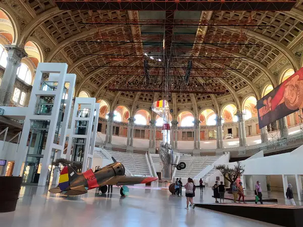 Wnętrze muzeum narodowego Katalonii z samolotem i ekspozycjami.