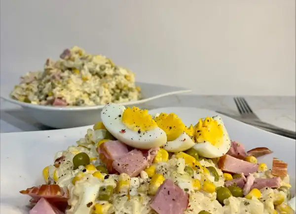 Szybka sałatka z ryżem i jajkiem, z dodatkiem kukurydzy, groszku i szynki, idealna na szybki lunch.