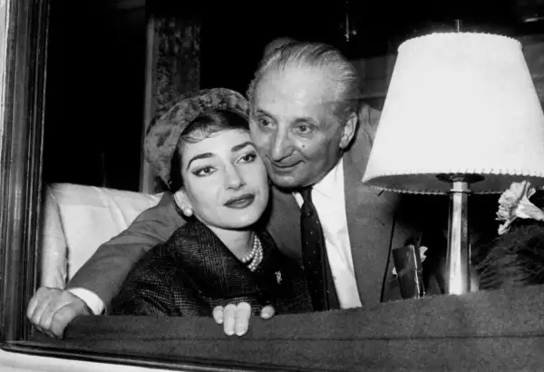 Maria Callas i Giovanni Battista Meneghini, uśmiechnięci, w bliskim uścisku.