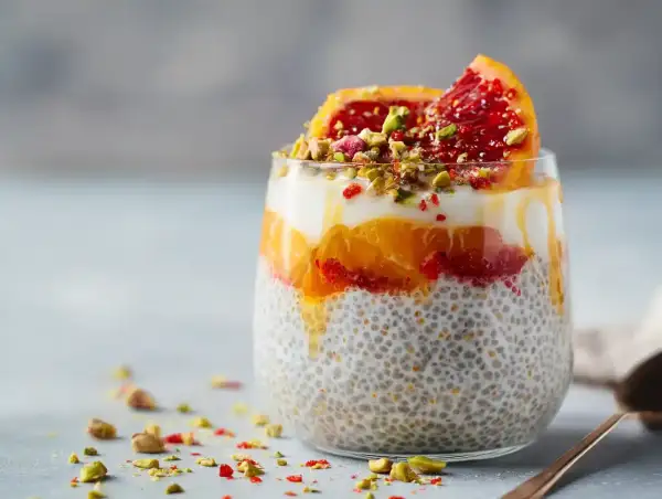 En läcker chiapudding med kvarg, apelsin och blodapelsin, toppad med pistagenötter.