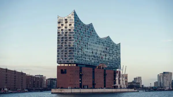Elbphilharmonie in Hamburg, ein architektonisches Meisterwerk, das anlässlich des Kirchentag 2029 Besucher empfängt.