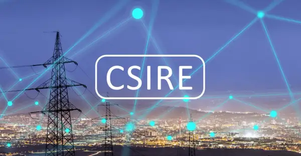 Sieć energetyczna miasta nocą, z liniami przesyłowymi i neonowym napisem "CSIRE".