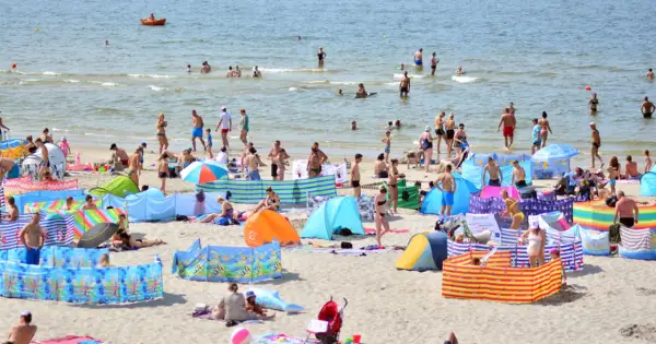 Plaża pełna ludzi, gdzie jest najwięcej jodu w Polsce? Nad Bałtykiem, gdzie woda i powietrze nasycone są tym cennym pierwiastkiem.