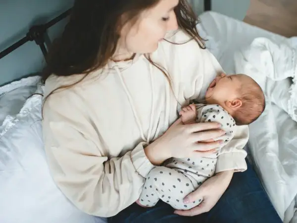 Mama tuli tulista niemowlaka, który właśnie zaczął płakać.
