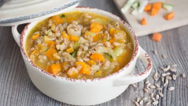 Minestra di Farro e Verdure: Ricetta Facile, Gustosa e Salutare