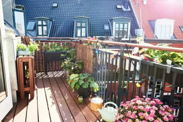 Czym tanio wyłożyć balkon? Tanie i łatwe sposoby na metamorfozę