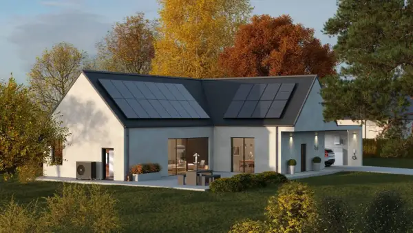 Casa moderna con pannelli solari sul tetto e pompa di calore esterna, simbolo di indipendenza energetica.