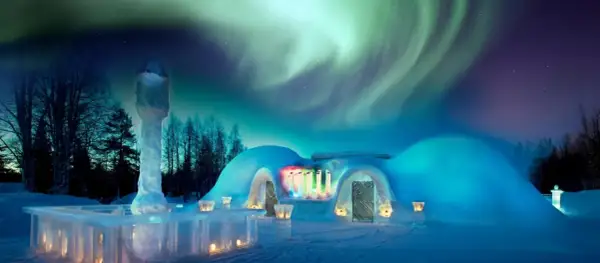 Lodowy bar i igloo pod rozgwieżdżonym niebem, gdzie tańczy zorza polarna. Helsinki zimową nocą.