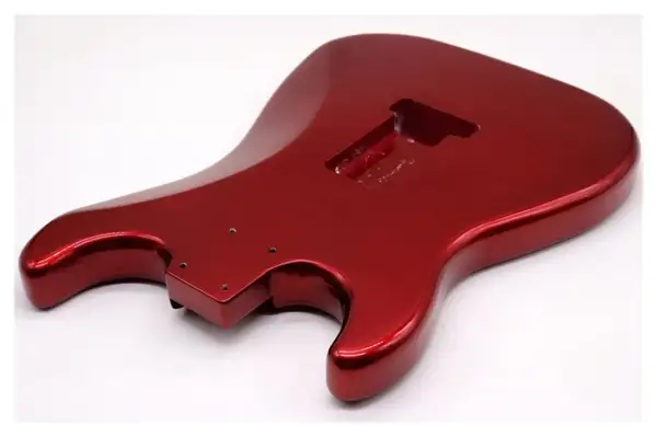 Korpus gitary elektrycznej z drewna okoume, w metalicznym, czerwonym kolorze.
