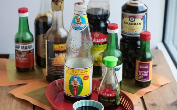 Flera flaskor sojasås, inklusive Kikkoman och Sakura Japansk Soja. Sojasås görs av fermenterade sojabönor, vete, salt och vatten.