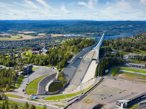 Holmenkollen Skischanze, ein Wahrzeichen von Oslo, ragt majestätisch empor. Ein Muss für jeden Besucher, der die Oslo Highlights erleben möchte.