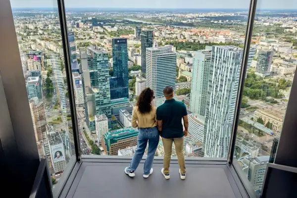 Para zwiedza taras widokowy Varso Tower, podziwiając panoramę Warszawy.