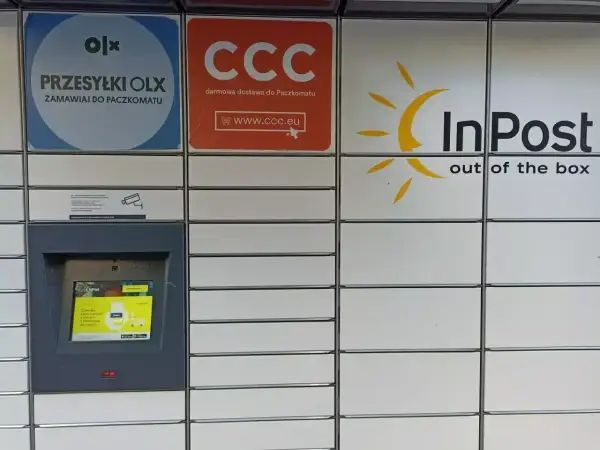 Paczkomat InPost z ekranem dotykowym. Obok logo OLX i CCC. Dowiedz się, jak wydrukować etykietę InPost.