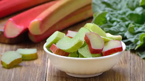 Frisch geschnittener Rhabarber in einer Schüssel, bereit für die Zubereitung. Reich an Vitaminen und Ballaststoffen, ein Genuss für den Gaumen.