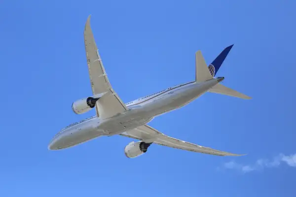 Samolot United Airlines wznosi się na błękitne niebo. Sprawdź lotnisko Jasionka rozkład lotów, by zaplanować podróż.