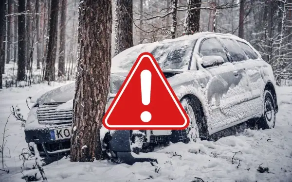 Snöig skogsväg, en bil har kört av vägen och krockat med ett träd. Varningstriangel syns. Fyrhjulsdrift eller inte, snö är en utmaning.
