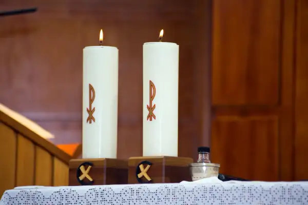 Co symbolizują świece na ołtarzu? Odkryj ich głębokie znaczenie
