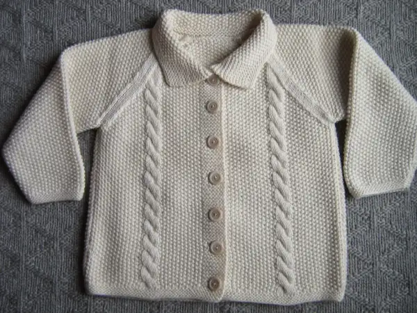 Golfino neonato 1 mese, color crema, con trecce e bottoni. Perfetto per i primi mesi del tuo bimbo.