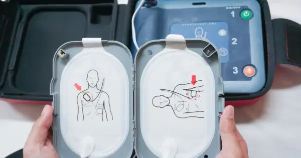 Instrukcja użycia AED. Kiedy defibrylacja jest konieczna, elektrody umieszcza się na klatce piersiowej pacjenta zgodnie z rysunkami.