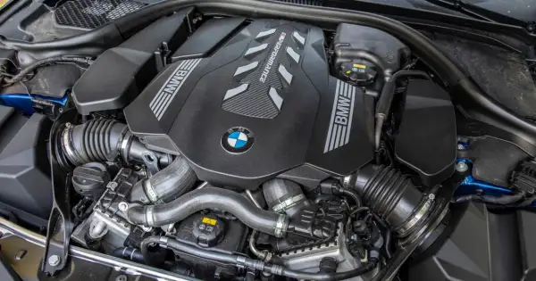 Silnik BMW M Performance, gotowy do tuningu, z widocznym logo i oznaczeniami.