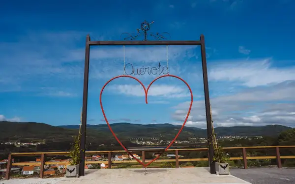 En el mirador da perdiz, un corazón rojo cuelga bajo un cielo azul, invitando a decir "Quiero".