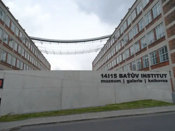 Das Baťa Institut in Zlín, Tschechien, mit seiner markanten Brücke zwischen den Gebäuden.
