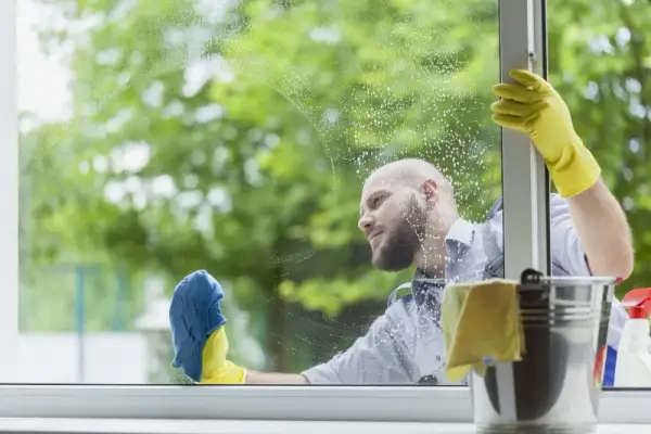 Mycie okien bez smug: Odkryj triki profesjonalistów!