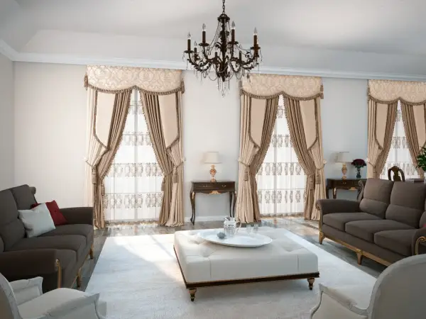 Elegancki salon w stylu vintage z ciemnobrązowymi sofami, pufą i bogato zdobionymi zasłonami.