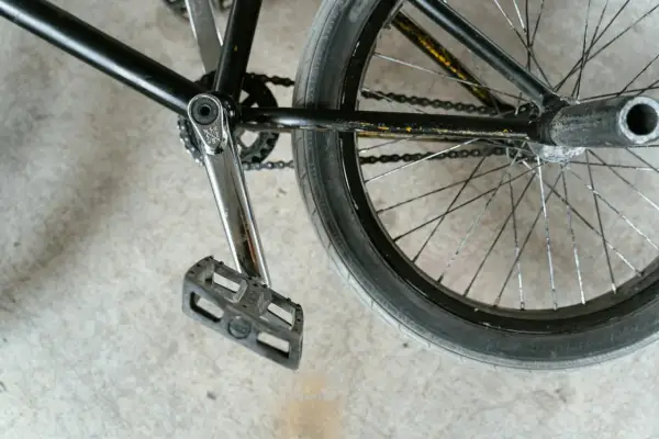 Detale roweru BMX: pedał, korba, łańcuch i koło. Chcesz wiedzieć, jak liczyć ogniwa w łańcuchu?