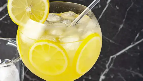 Erfrischender Limoncello Spritz mit Zitronenscheiben und Eis. Perfekt für ein sommerliches Limoncello Spritz Rezept.