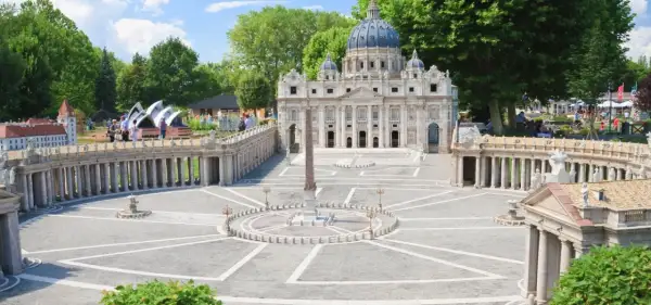 Mini city z repliką Placu Świętego Piotra i Bazyliki. W tle inne miniatury budynków, drzewa i niebo.
