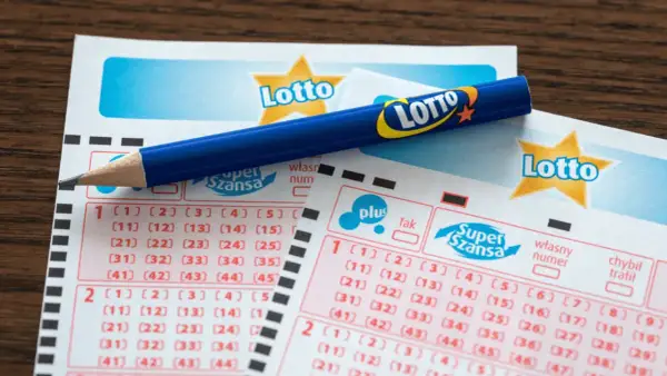 Ołówek i kupony Lotto, gotowe do zaznaczenia liczb. Poznaj multi multi plus zasady i spróbuj swojego szczęścia!
