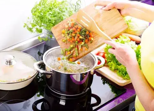 Soupe de légumes : la recette facile et mes astuces pour la réussir